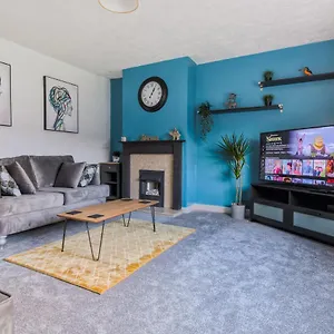  Holiday home Rookwood House - Spacious With Free Parking - Short